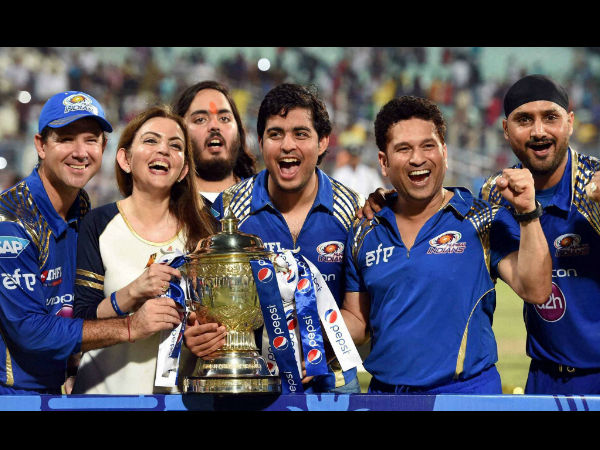 কাপ হাতে নীতা আম্বানি