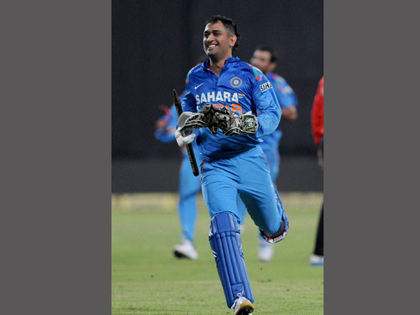 ইতিহাসের সামনে দাঁড়িয়ে ধোনি