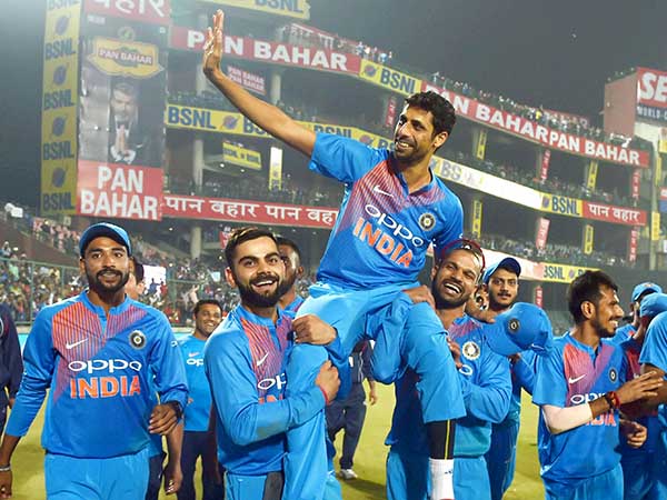 বিরাট ও শিখরের কাঁধে নেহরা