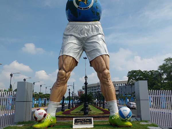 যুবভারতীর স্থাপত্য বিতর্ক