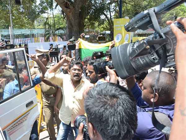 হোটেলে আটক খেলোয়াড়রা
