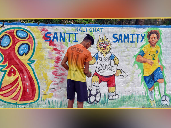 বাঙালির ফুটবল উন্মাদনায় নতুন মাত্রা যোগ করলেন এই বধূ