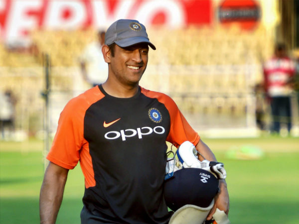 ফোকাসে ধোনি, রায়ডু