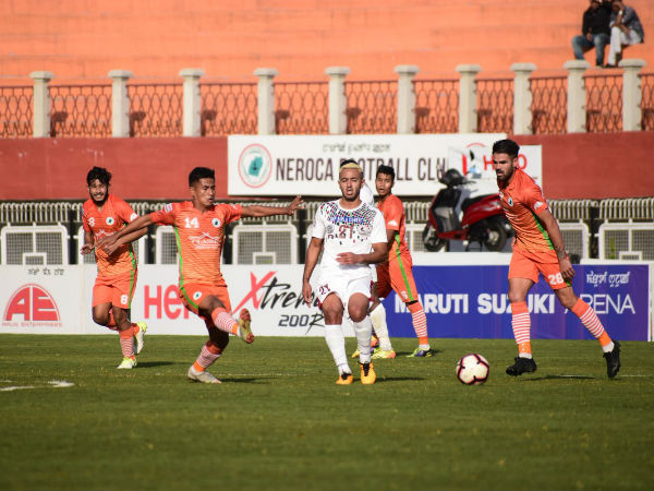 মাঝমাঠের দখলএদিন কিন্তু মাঝমাঠ পুরোপুরি নিয়ন্ত্রণ করেন নেরোকার আরিয়ান উইলিয়ামস ও সরণ সিং। বাগানের মাঝমাঠের দুই খেলোয়াড় কিনোয়াকি ও কালদেইরার তরফ থেকে বিশেষ প্রতিরোধই আসেনি। নেরোকার মাঝমাঠের সঙ্গে সমানে সমানে লড়ার মতো জায়গাতেই তাঁরা আসতে পারেননি। ফলে অন্তত প্রথমার্ধে মনের সুখে নিজেদের মধ্যে পাস খেলে গিয়েছেন আরিয়ান ও সরণ।