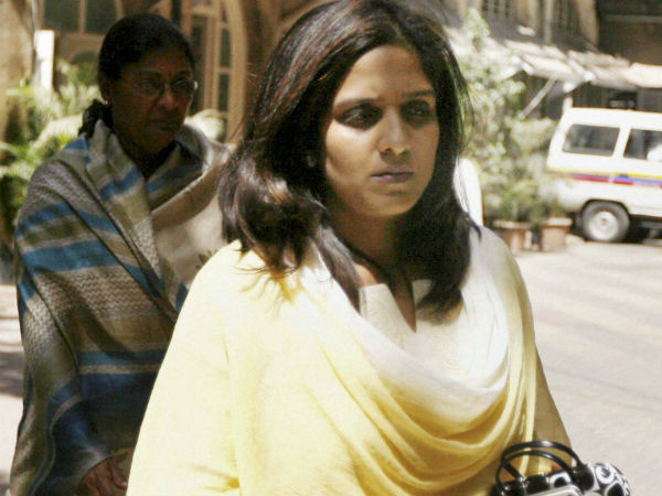 প্রথম মহিলা ও বিতর্ক