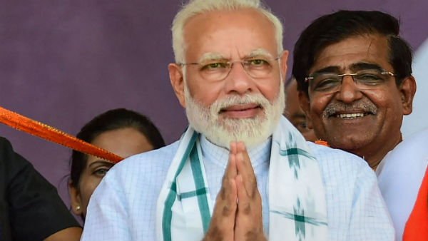 ভারত থেকে ধোনির আগে এগিয়ে রয়েছেন শুধু মোদী