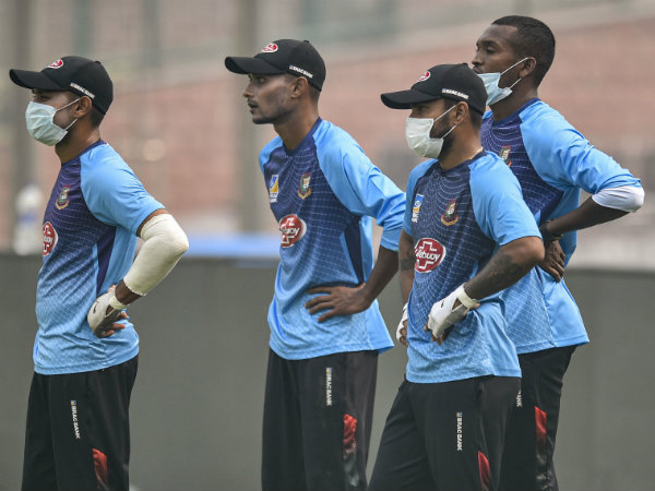 মাস্ক পরে অনুশীলনে