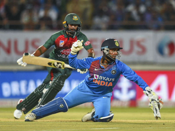 সমালোচনার কেন্দ্রে ঋষভ