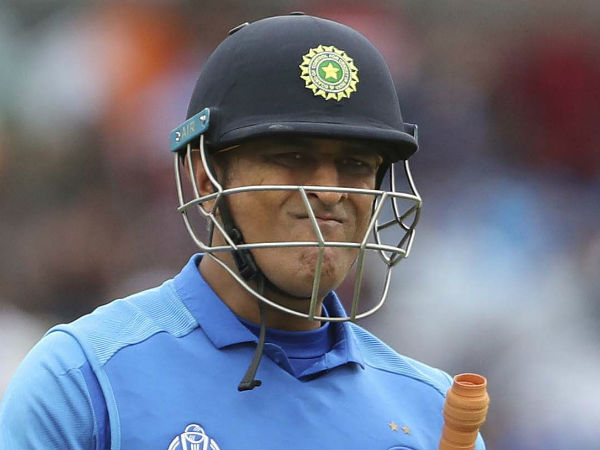 ক্রিকেটে নেই ধোনি
