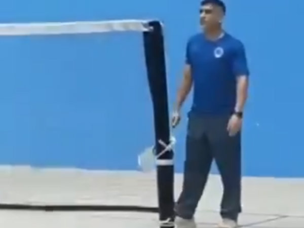 ব্যাডমিন্টন হাতে ধোনি
