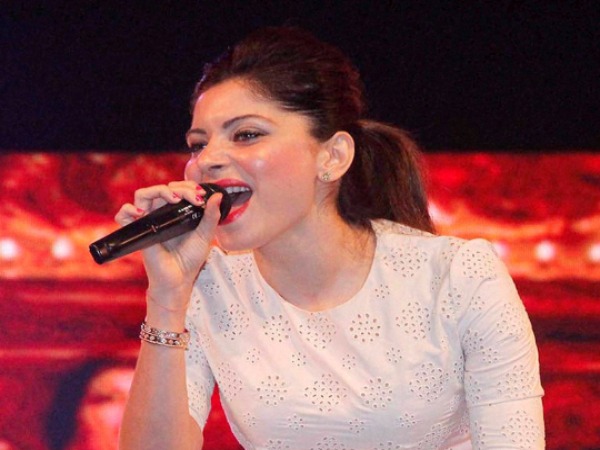 করোনায় আক্রান্ত বলিউড গায়িকা