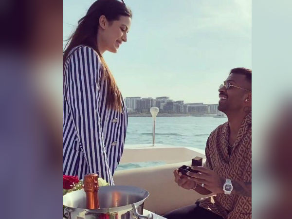 সমুদ্রবক্ষে নাতাসাকে হার্দিকের প্রেম নিবেদন