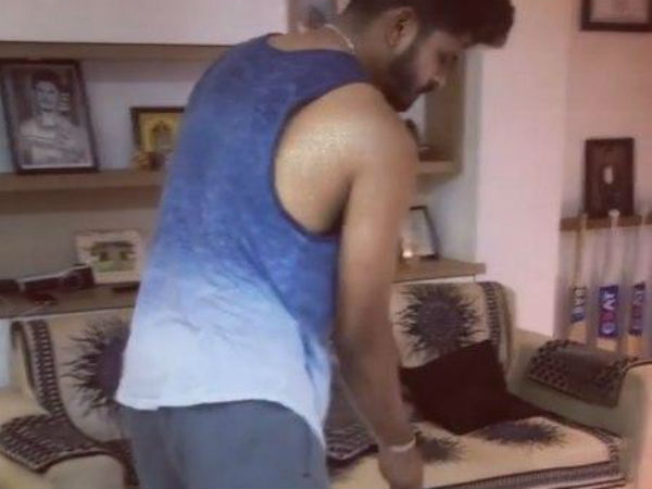 ঘর মোছায় হাত পাকাচ্ছেন দুই ক্রিকেটার