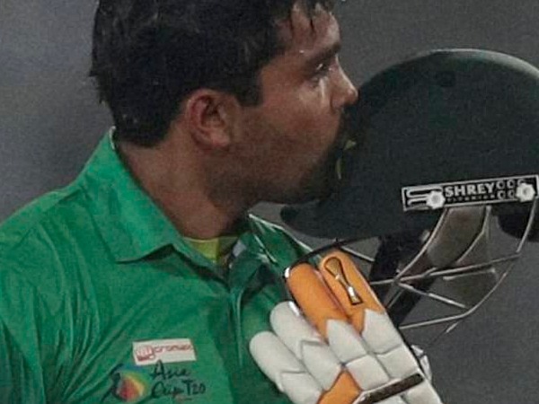 পাশে দাঁড়াচ্ছেন কামরান