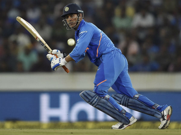 ধোনির অভিষেক