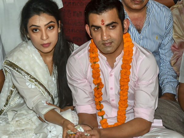 প্রথম পরিচয় ও প্রেম