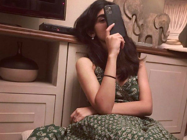 পোষ্যের সঙ্গে মজায় দিন কাটাচ্ছেন সানা