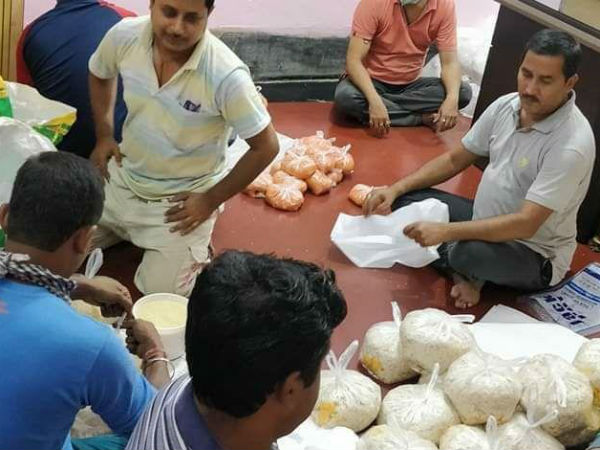 বাড়িতে চলছে ত্রাণের প্যাকেজিংয়ের কাজ
