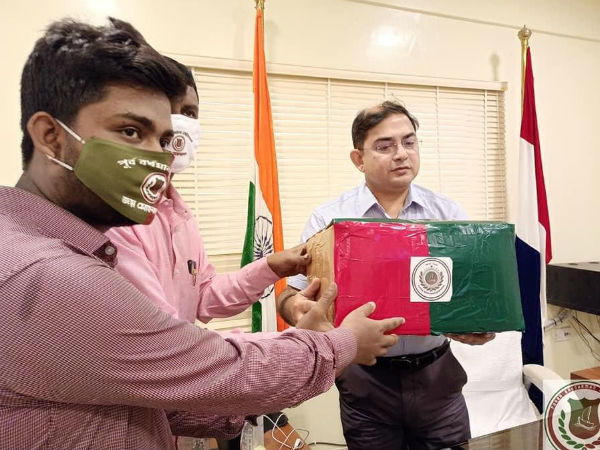২২০ কিমি পথ পারি দিয়ে ত্রাণে সাহায্য