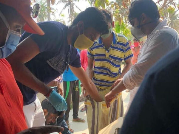 আম্ফান দুর্গতদের সাহায্য
