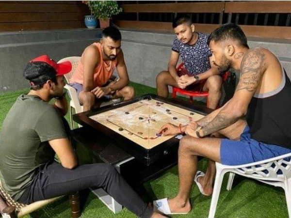 ক্যারাম খেলার মুহূর্ত শেয়ার হার্দিকের