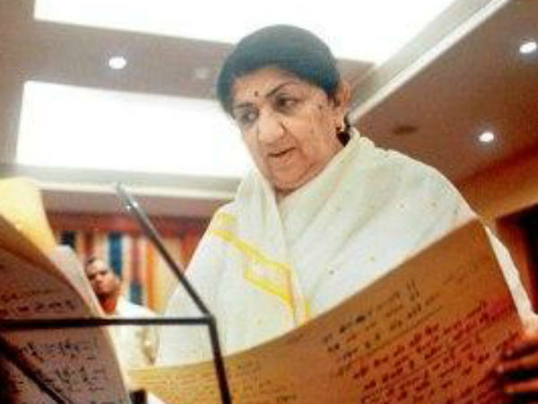 বিশ্বজয়ী ক্রিকেটারদের পুরস্কৃত করতে পাশে দাঁড়িয়েছিলেন লতা