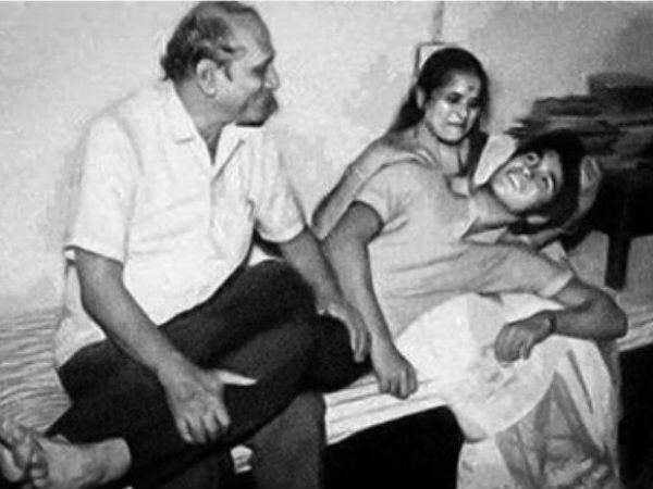 মায়ের কোলে মাথা রাখার ছবি পোস্ট