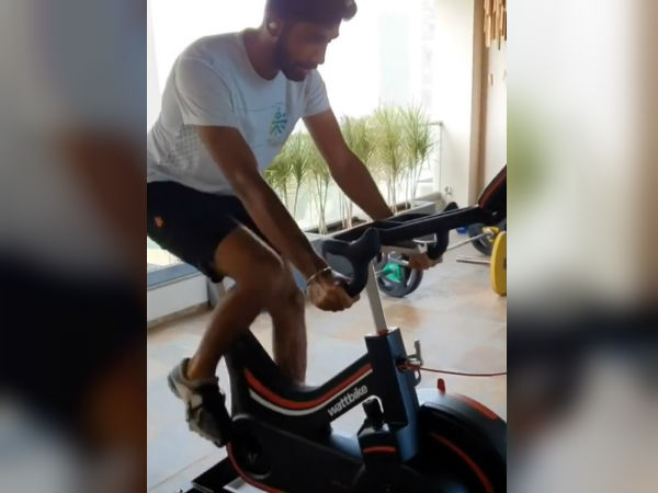 ক্রিকেট থেকে দূরত্ব সইছে না,নিজেকে ফিট রাখতে কী করলেন বুমরাহ