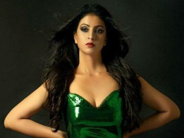 দুজনে দুই পথে