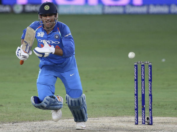 ধোনিকে অঘোষিত ফেয়ারওয়েল দিলেন বিরাট